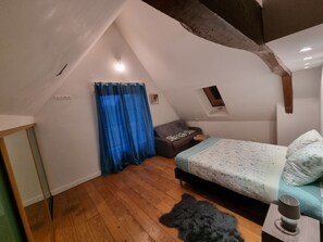 4 camere, una scrivania, ferro/asse da stiro, Wi-Fi gratuito