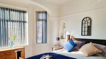 6 bedrooms, desk, iron/ironing board, free WiFi