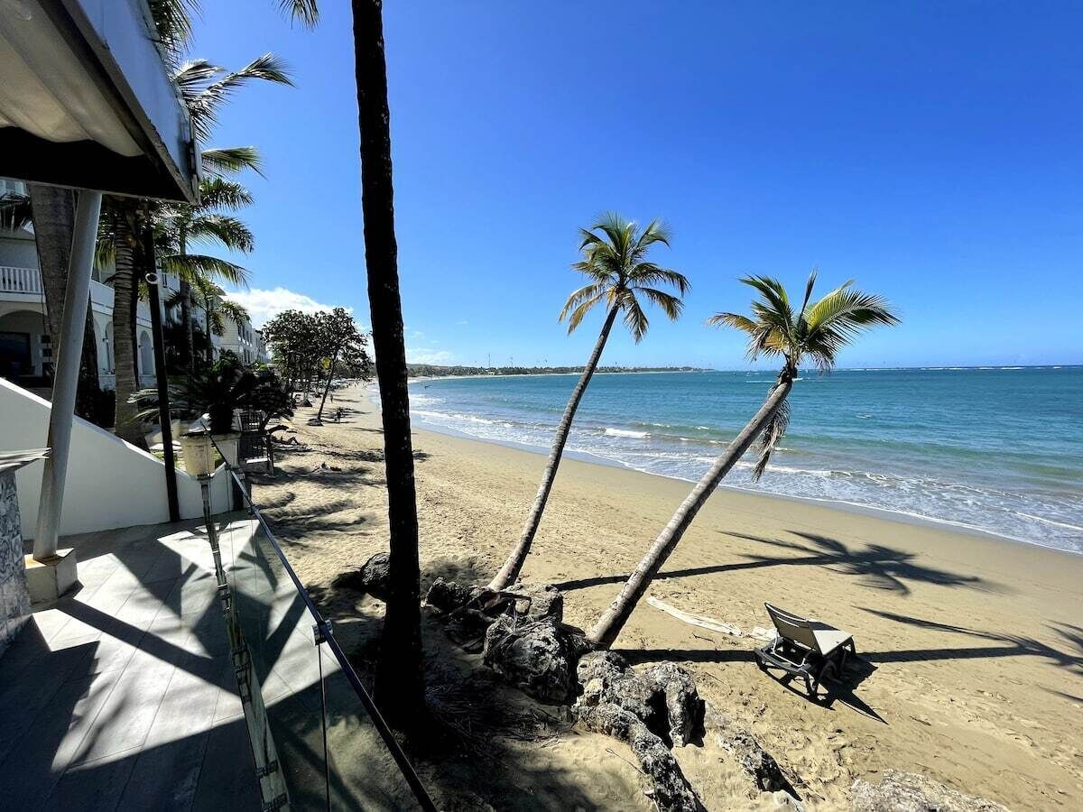Beach nearby, sun loungers, beach towels