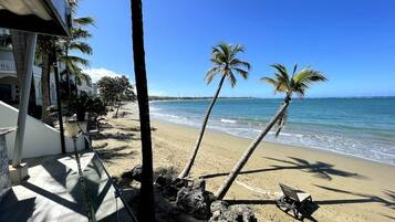 Beach nearby, sun loungers, beach towels
