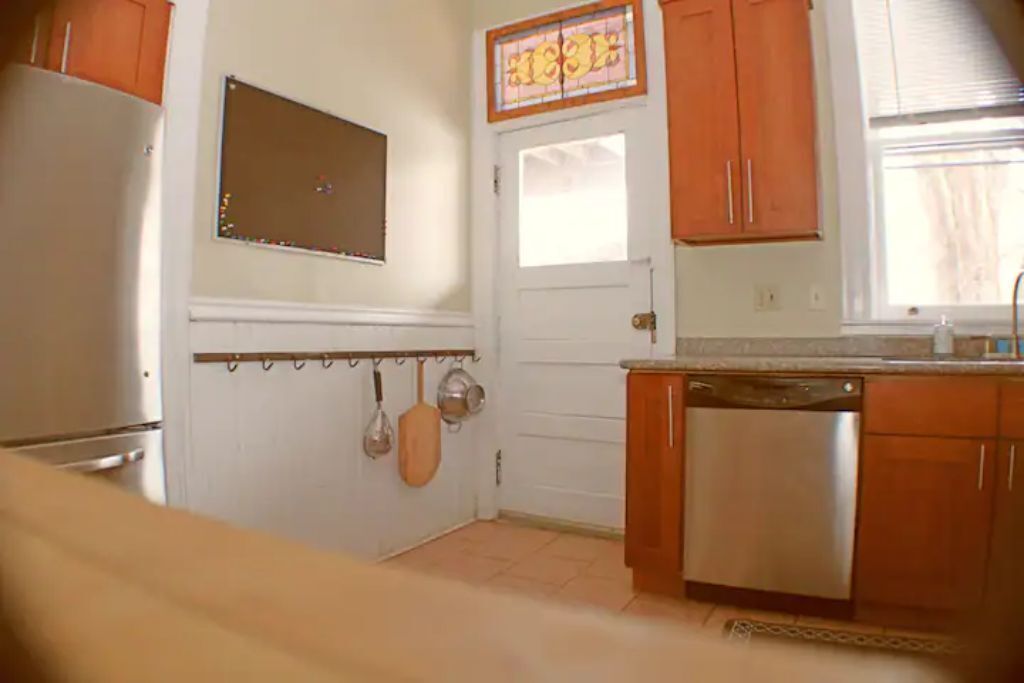 Victorian 1BR : King Bed : Fantastic Location 