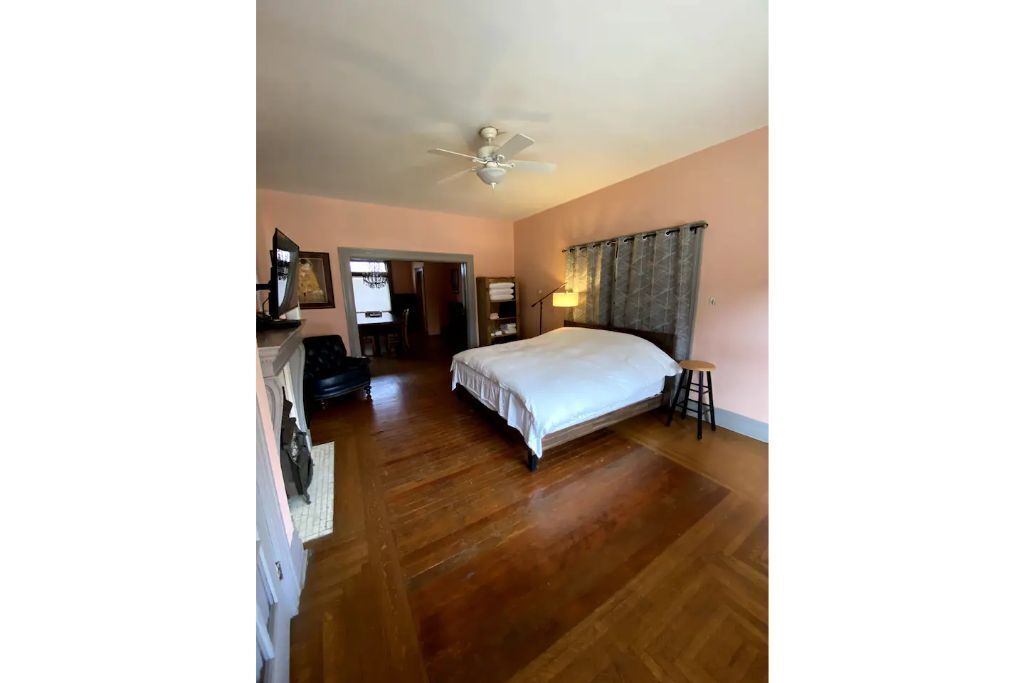 Victorian 1BR : King Bed : Fantastic Location 