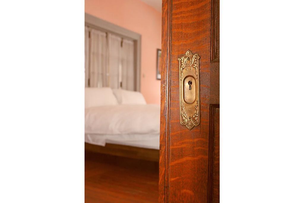 Victorian 1BR : King Bed : Fantastic Location 