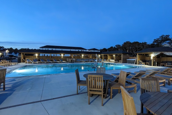 Una piscina al aire libre, una piscina climatizada