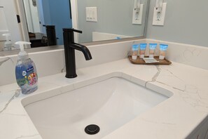 Kombinert dusj/badekar, hårføner, såpe og toalettpapir