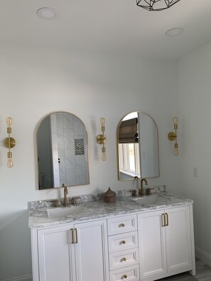 Bathtub, towels, toilet paper