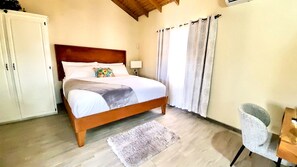 1 室のベッドルーム、デスク、アイロン / アイロン台、WiFi (無料)