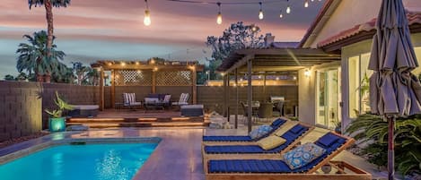 Een buitenzwembad en een verwarmd zwembad