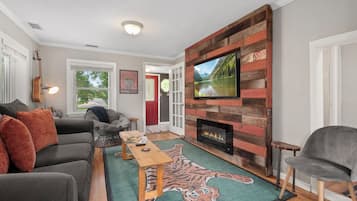 Een smart-tv, een open haard en boeken