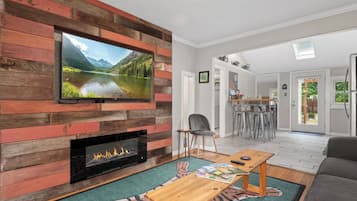 Smart-TV, Kamin, Bücher