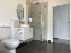 Dusche, Haartrockner, Handtücher, Seife