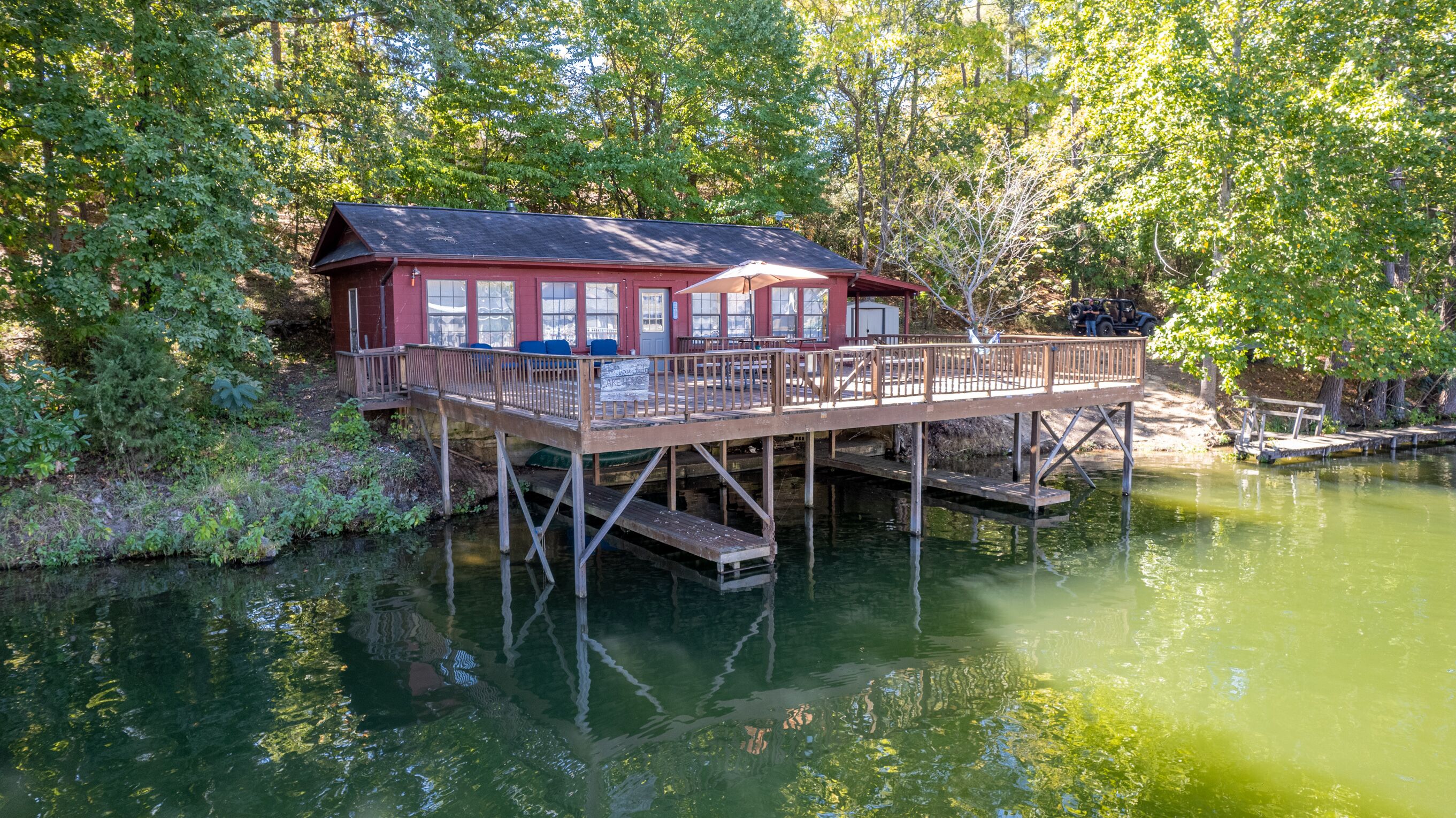 Big Dock Lakefront Cabin On Lake Hamilton-15 minutes from Oaklawn