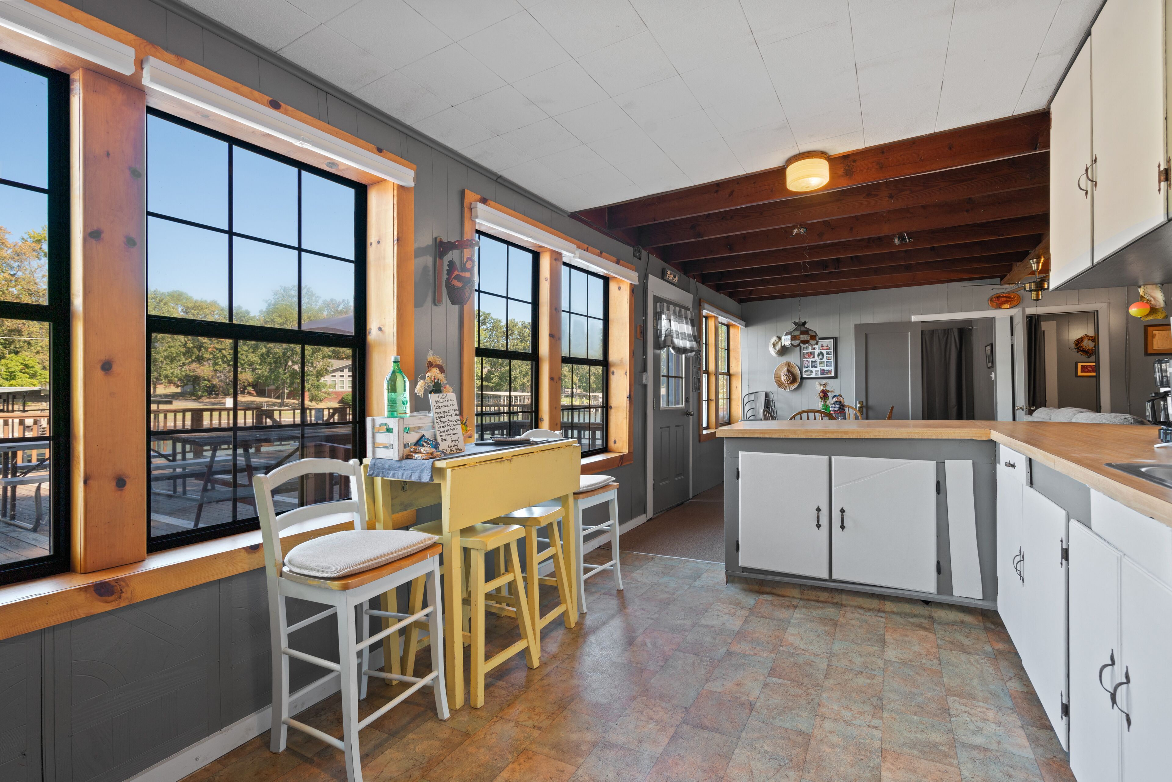 Big Dock Lakefront Cabin On Lake Hamilton-15 minutes from Oaklawn