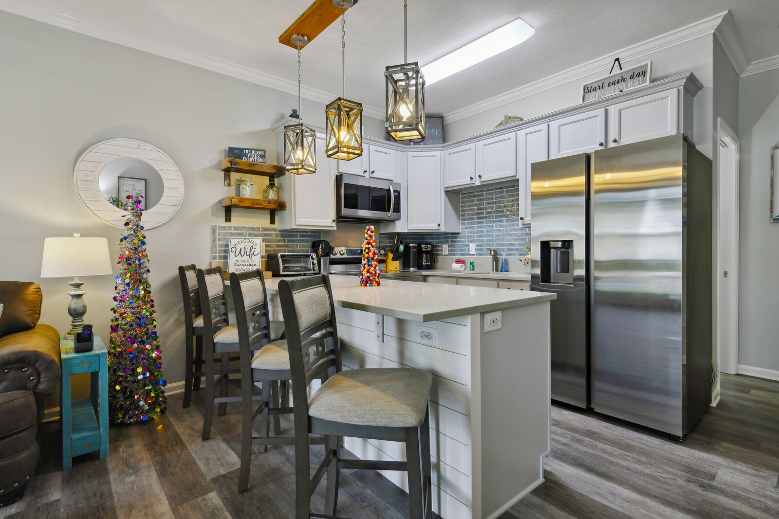 “Sunseeker” Beautiful townhome newly renovated. Steps to the pool & beach!