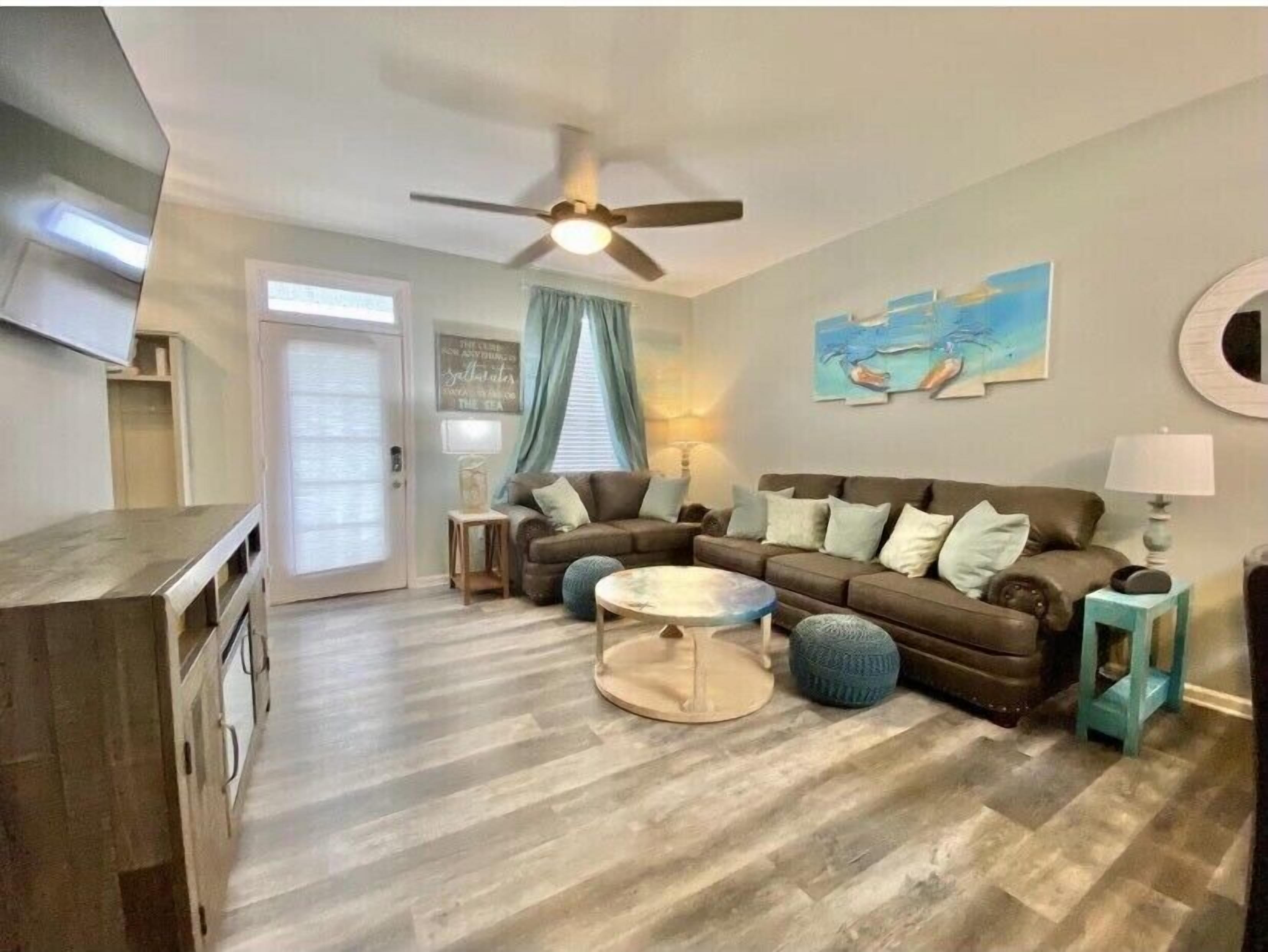 “Sunseeker” Beautiful townhome newly renovated. Steps to the pool & beach!