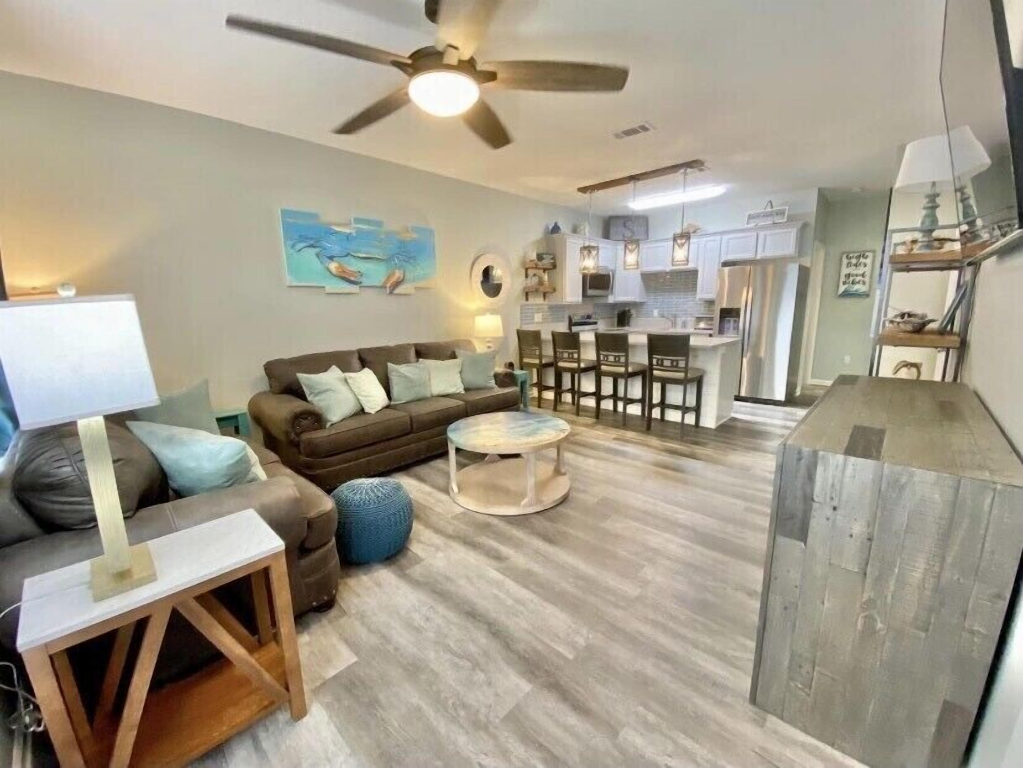 “Sunseeker” Beautiful townhome newly renovated. Steps to the pool & beach!