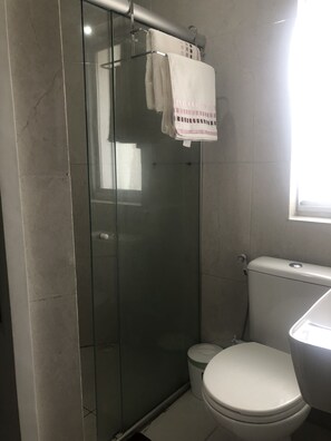 Douche, serviettes fournies
