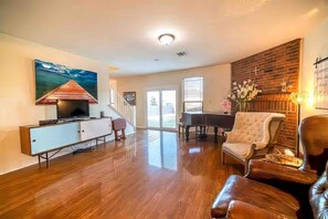 Smart-TV, Kamin, Bücher