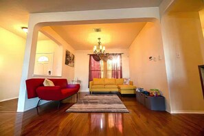 Smart-TV, Kamin, Bücher