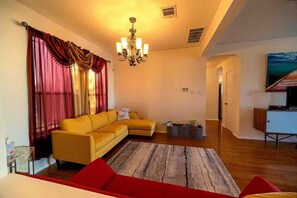 Smart TV, fireplace, books - Hill Country Beauty in Red | Beautiful Large Home! Very Spacious! (Cedar Park)