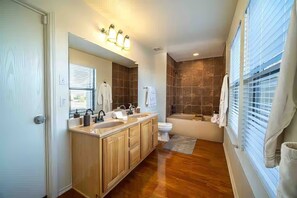 Combined shower/bathtub, hair dryer, towels - Hill Country Beauty in Red | Beautiful Large Home! Very Spacious! (Cedar Park)