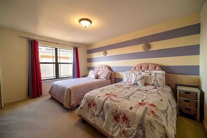 4 slaapkamers, een strijkplank/strijkijzer, reisbedje, gratis wifi