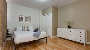 2 makuuhuonetta, työpöytä, silitysrauta/-lauta, vauvan matkasänky