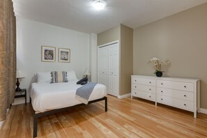 2 makuuhuonetta, työpöytä, silitysrauta/-lauta, vauvan matkasänky