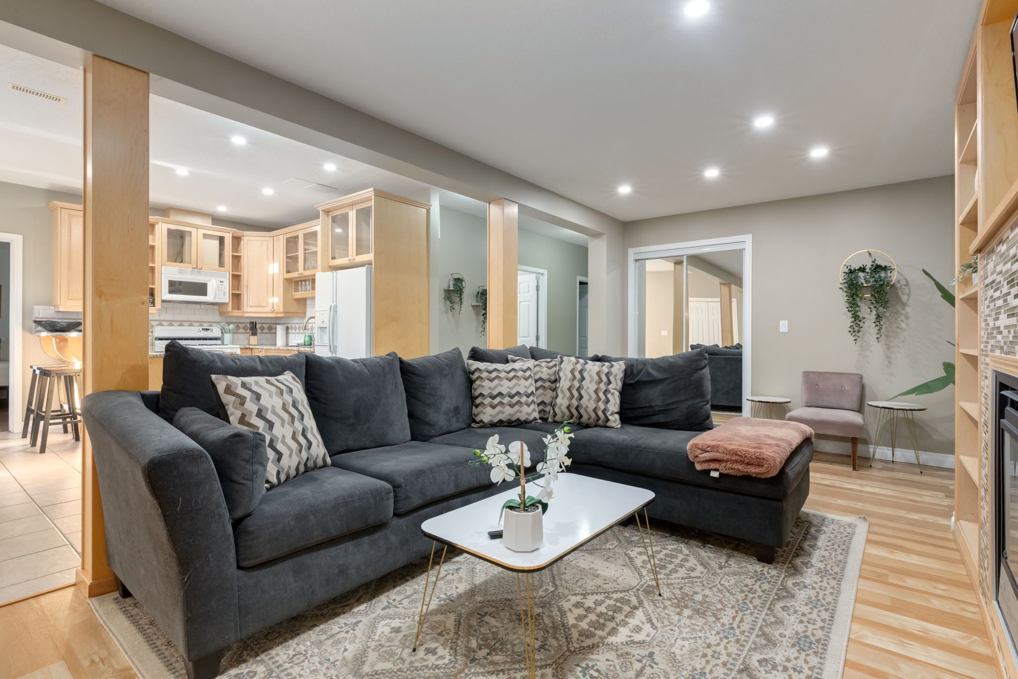 Älytelevisio, takka, työhuone