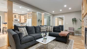 Älytelevisio, takka, työhuone