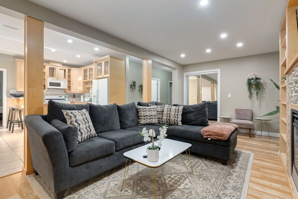 Älytelevisio, takka, työhuone