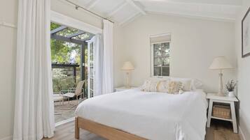 1 bedroom, desk, iron/ironing board, WiFi (free)