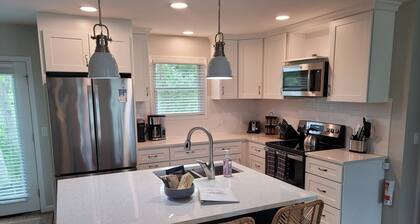 White Birch - Riverfront and Newly-Remodeled! Great Location!