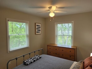 3 bedrooms, free WiFi, bed sheets - White Birch - Riverfront and Newly-Remodeled!  Great Location! (Elberta)