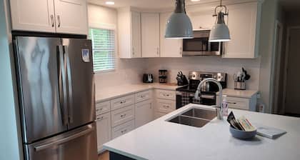 White Birch - Riverfront and Newly-Remodeled! Great Location!