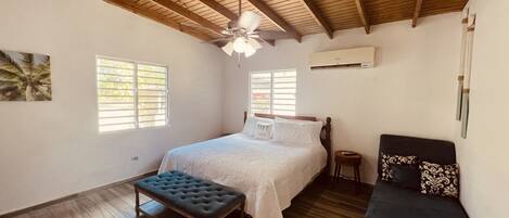 1 quarto, escrivaninha, ferros/tábuas de passar roupa, Wi-Fi de cortesia