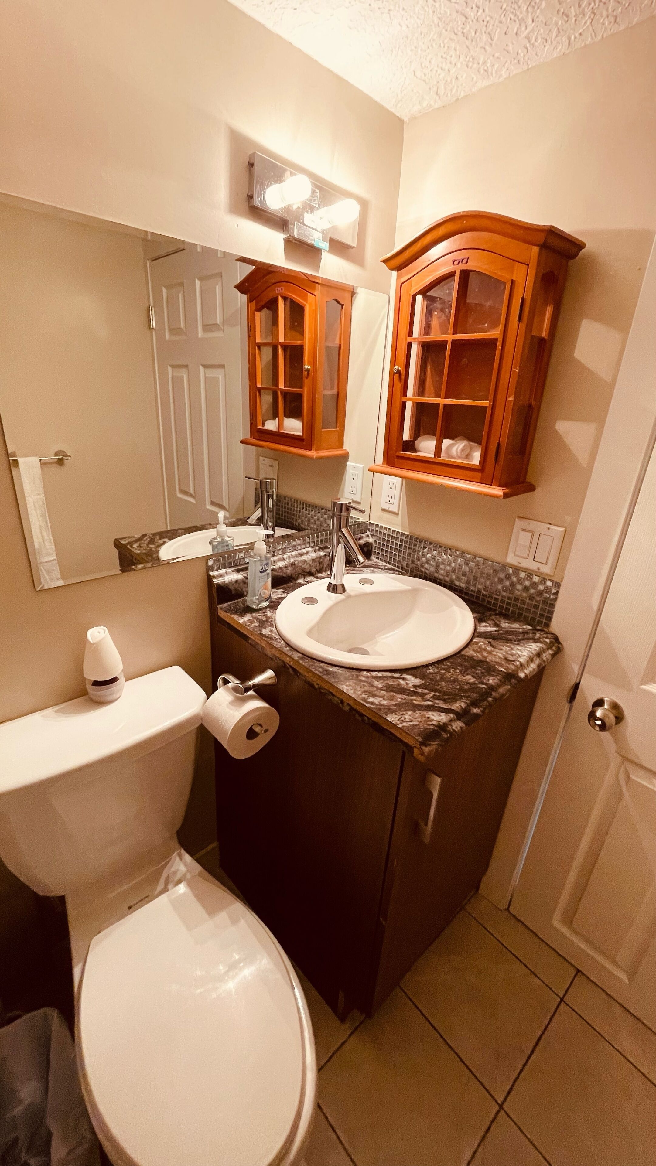 Affordable full apartment suite 10 mins from the Calgary Airport