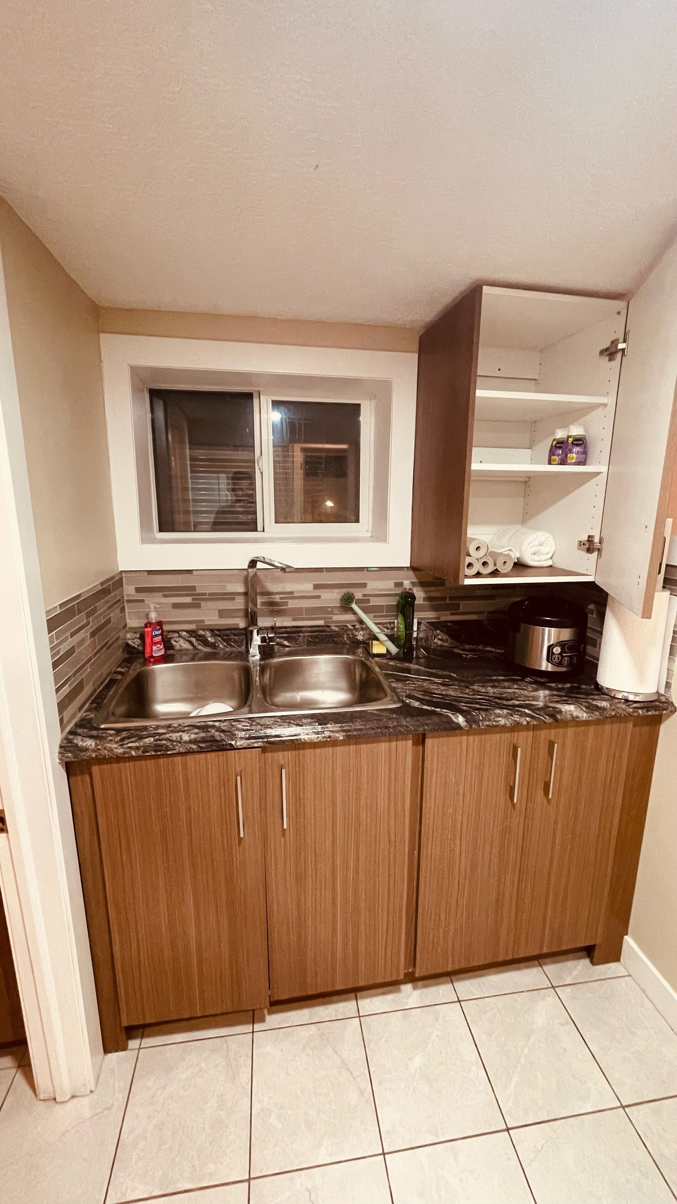 Affordable full apartment suite 10 mins from the Calgary Airport