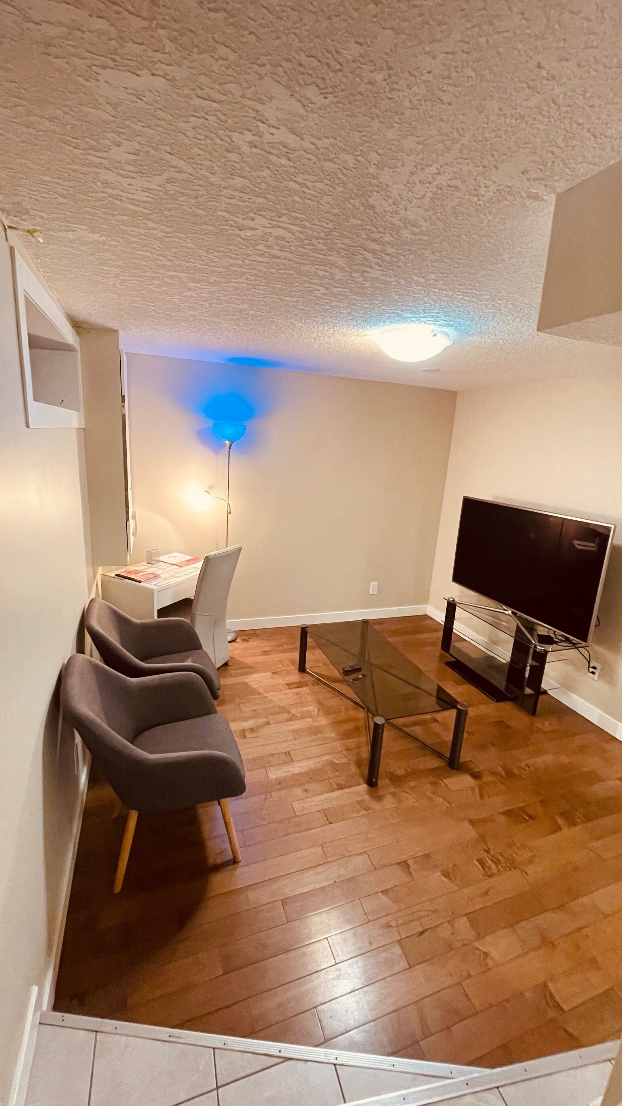 Affordable full apartment suite 10 mins from the Calgary Airport