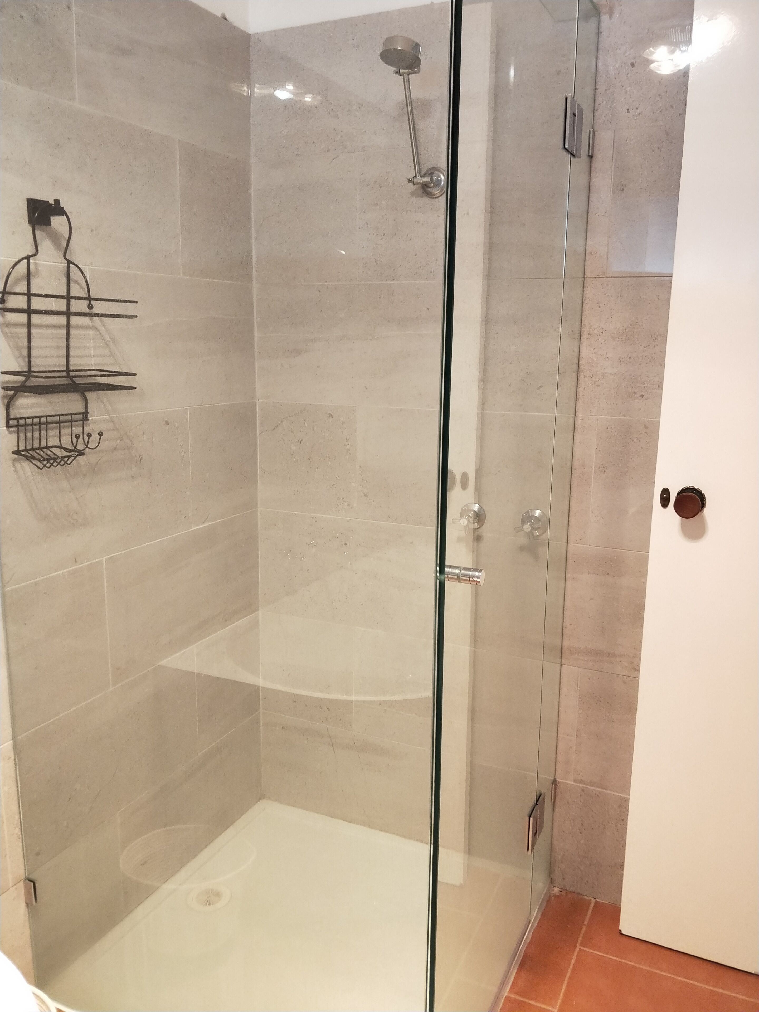 Beautifully renovated 2 bedroom unit – 8 minutes walk from the beach.