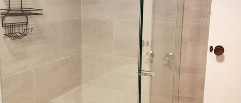 浴槽、ヘアドライヤー、タオル、石鹸