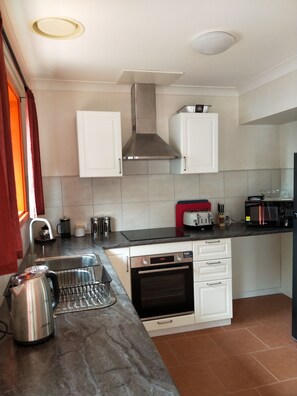 ثلاجة، ميكروويف، فرن، موقد طهي مسطح