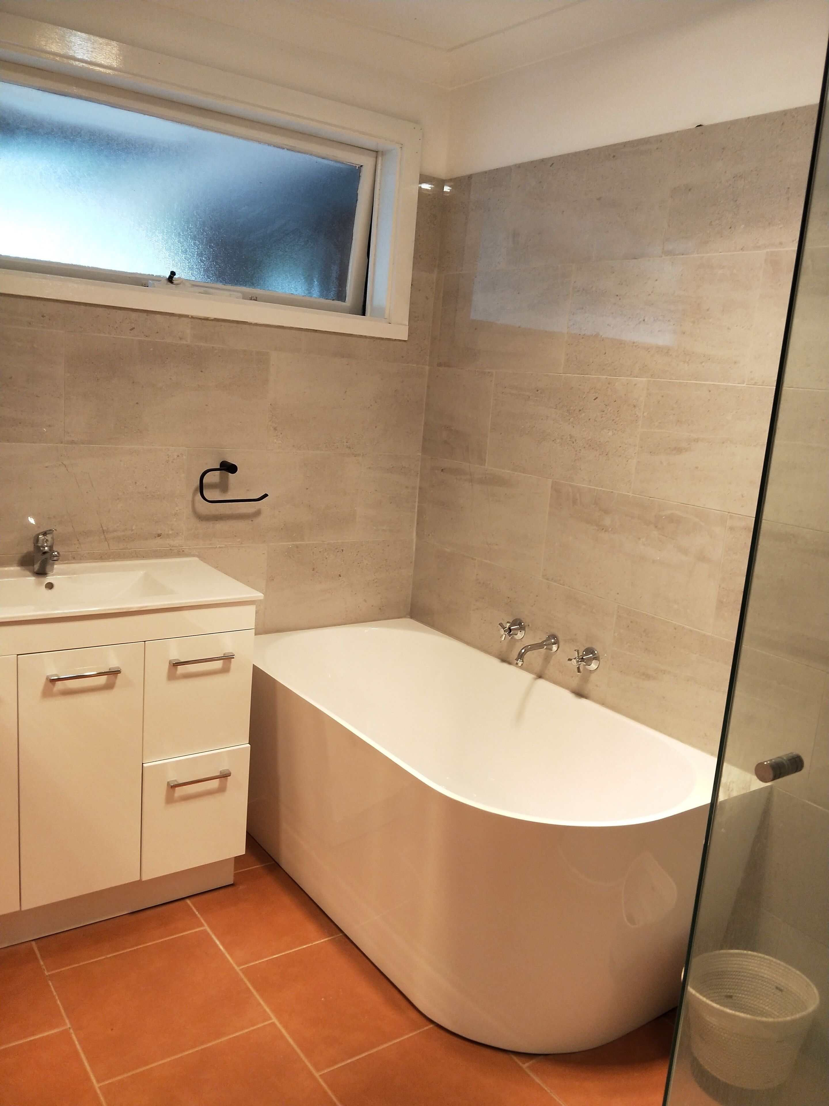 Beautifully renovated 2 bedroom unit – 8 minutes walk from the beach.