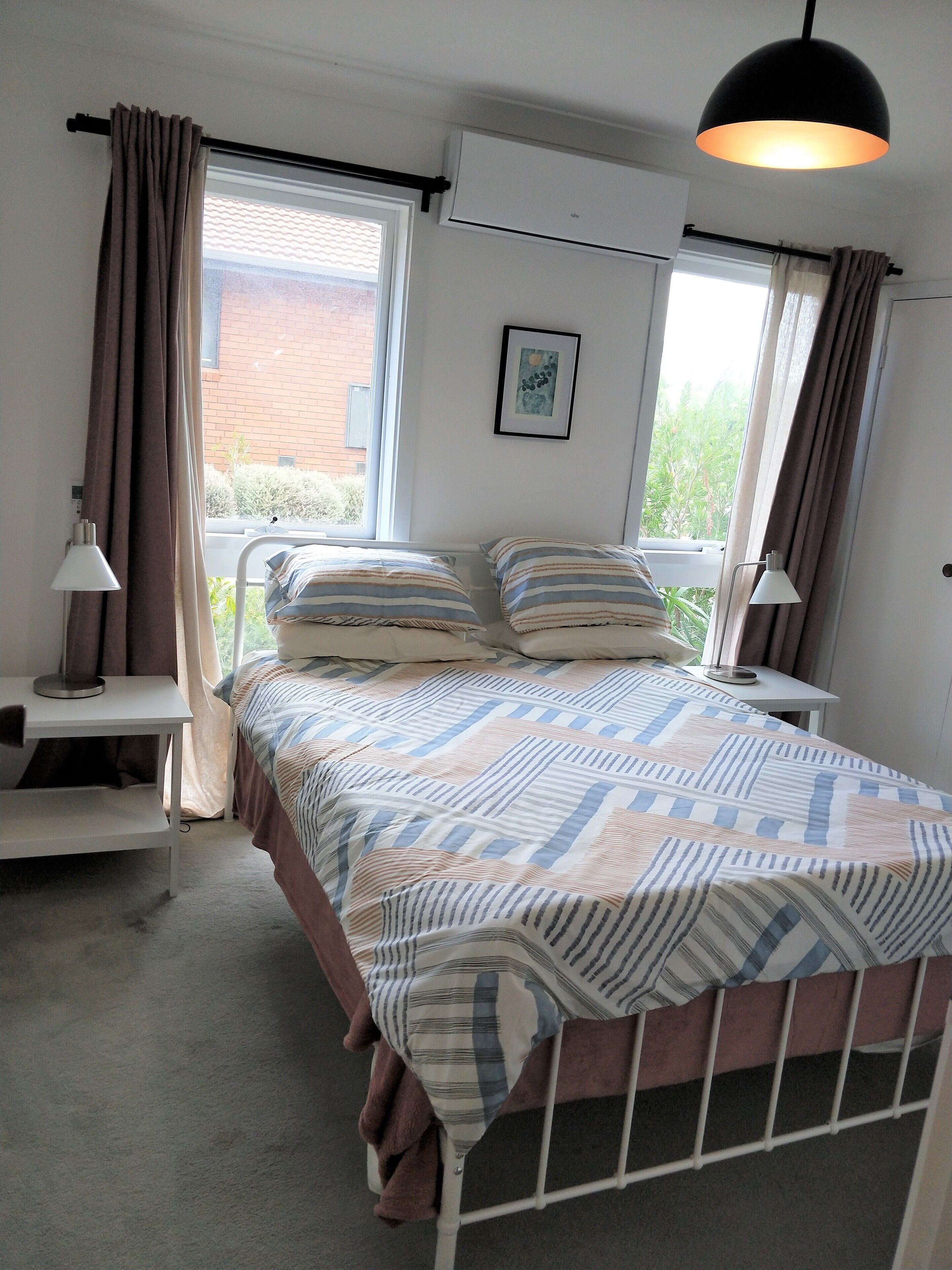 Beautifully renovated 2 bedroom unit – 8 minutes walk from the beach.