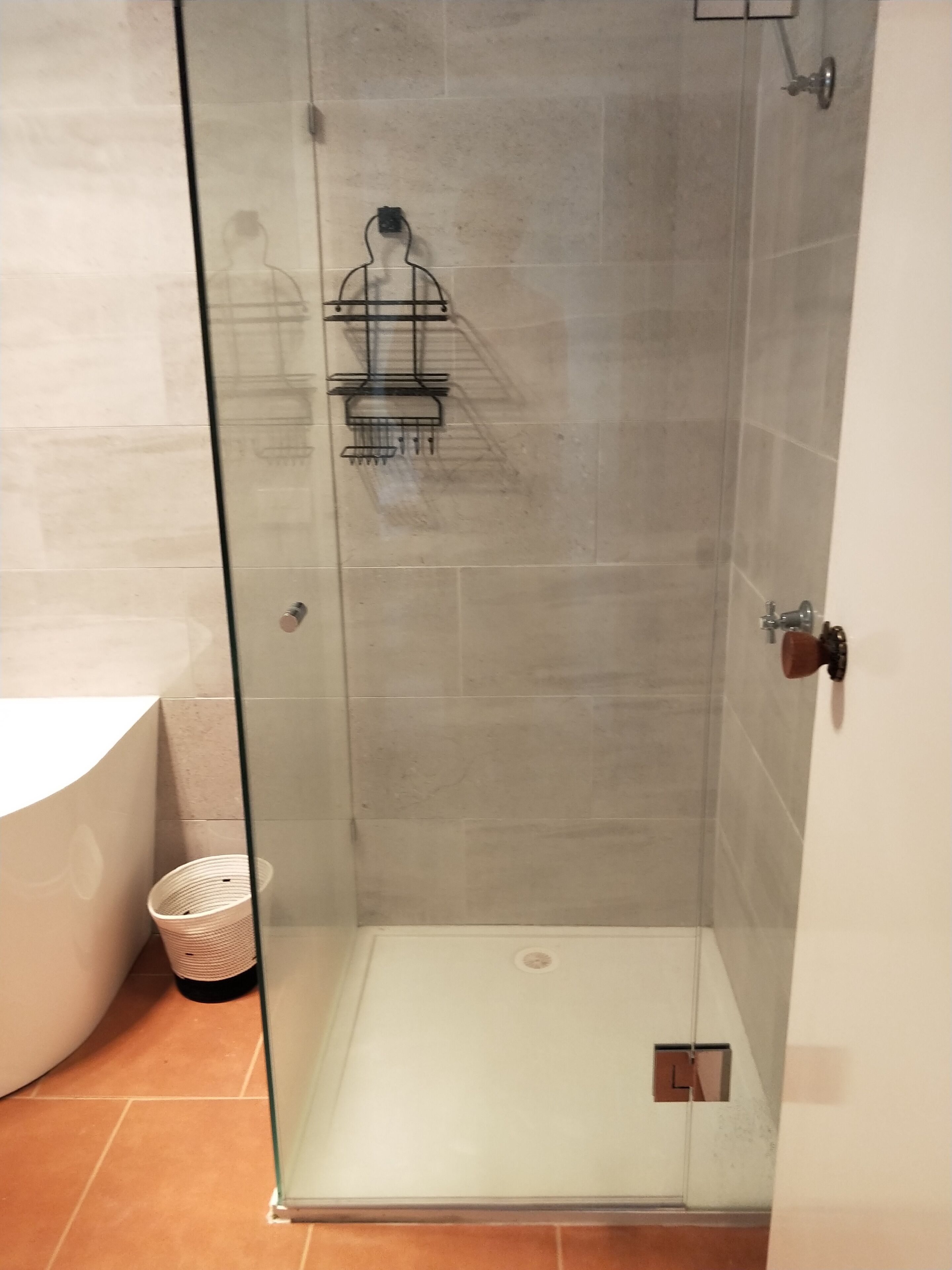 Beautifully renovated 2 bedroom unit – 8 minutes walk from the beach.