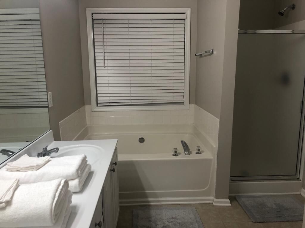 Entire Stand alone House with 4 bedroom 2.5 b/room