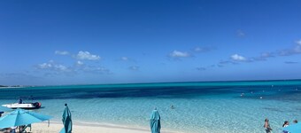 Beautiful modern 4 bedroom villa and pool with stunning views over Turtle Lake