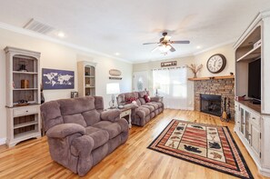 Een 55-inch plasmatelevisie met kabelzenders en een televisie