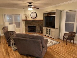 3 bedrooms, desk, iron/ironing board, bed sheets - Hideaway Cove (Sevierville)