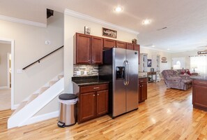 Een koelkast/vriezer, een magnetron, een oven, een vaatwasser